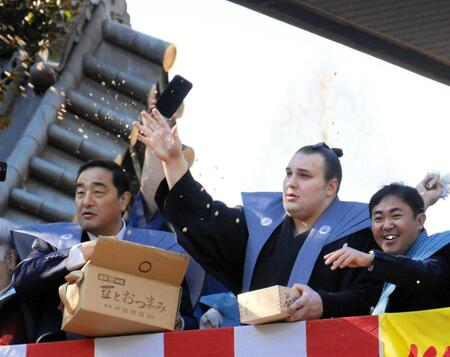 節分会で豆まきを行う（左から）安治川親方、安青錦、林家三平