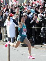 タスキを手にガッツポーズで鶴見中継所に飛び込む青学大・藤川拓也＝２０１５年１月
