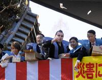 節分会で豆まきを行う（左から）山田邦子、安治川親方、安青錦ら