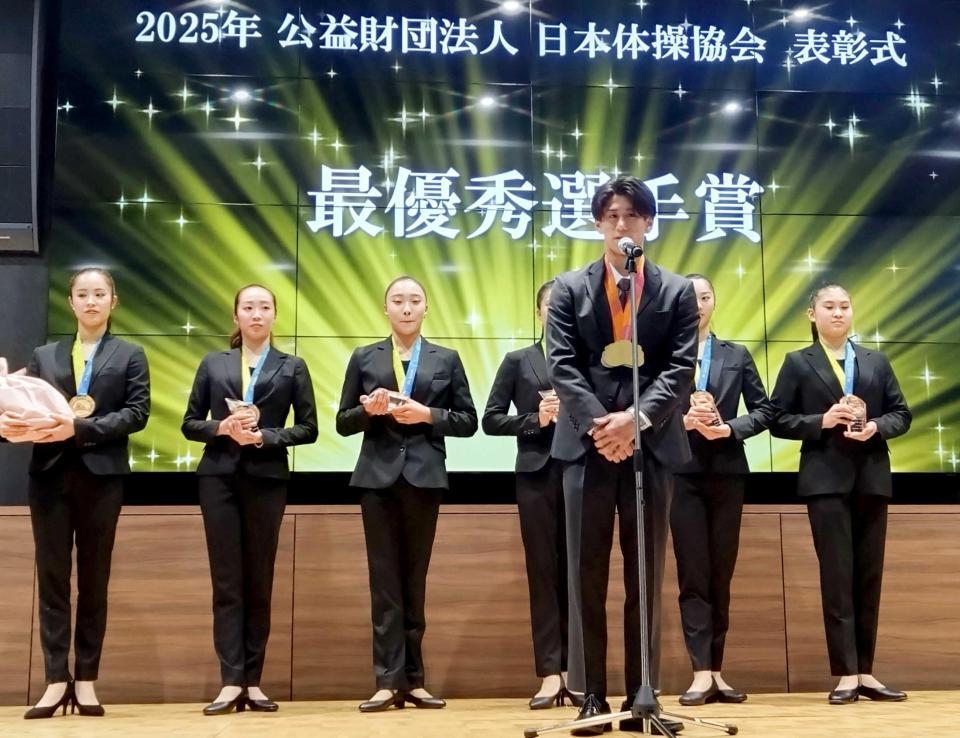 　日本体操協会の祝勝会であいさつする橋本大輝（手前）と新体操代表メンバー