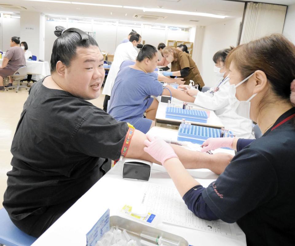 余裕の表情で採血を受ける明生