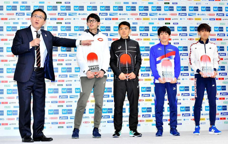 瀬古利彦氏（左端）から激励を受ける（右から）神野大地、藤川拓也、今井正人、堀尾謙介＝２０１９年