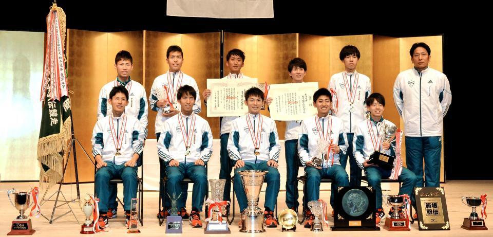 初の総合優勝を飾った（前列左から）青学大１区・久保田和真、２区・一色恭志、３区・渡辺利典、４区・田村和希、５区・神野大地。（後列左から）６区・村井駿、７区・小椋裕介、８区・高橋宗司、９区・藤川拓也、１０区・安藤悠哉。右は原晋監督＝２０１５年１月