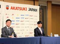 会見した日本バスケットボール協会（ＪＢＡ）島田慎二会長（左）、伊藤拓摩強化委員長