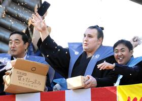 　節分会で豆まきを行う（左から）安治川親方、安青錦、林家三平（撮影・山本鋼平）