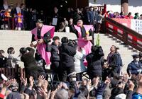 成田山新勝寺の節分会で、豆をまく横綱大の里関（右）＝３日