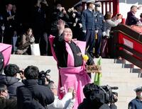 成田山新勝寺の節分会で、豆をまく横綱大の里関＝３日