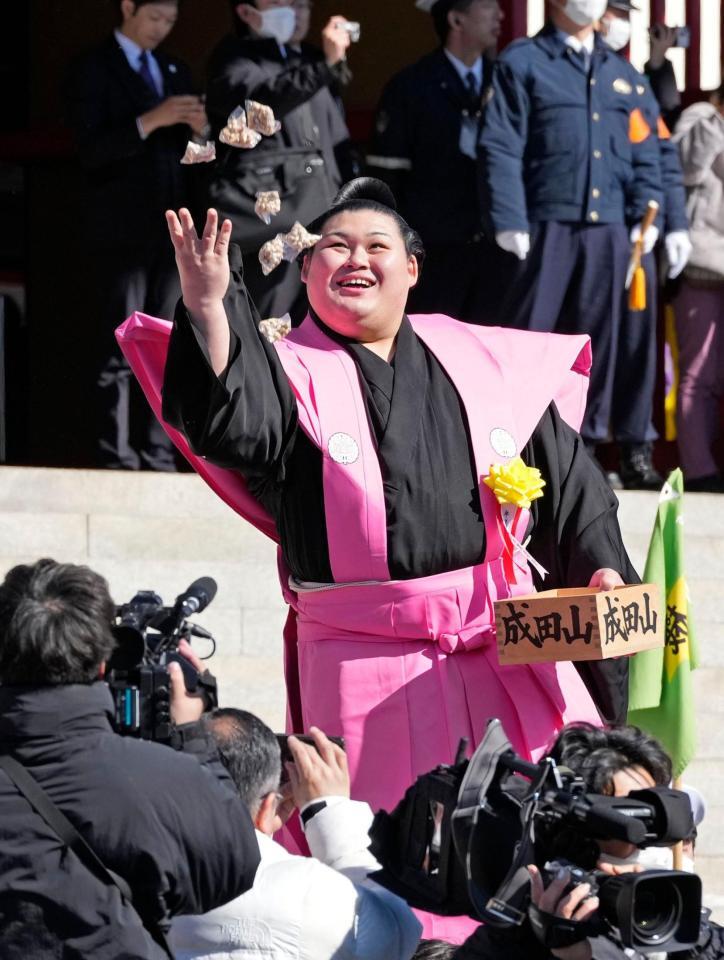 成田山新勝寺の節分会で、豆をまく横綱大の里関＝３日
