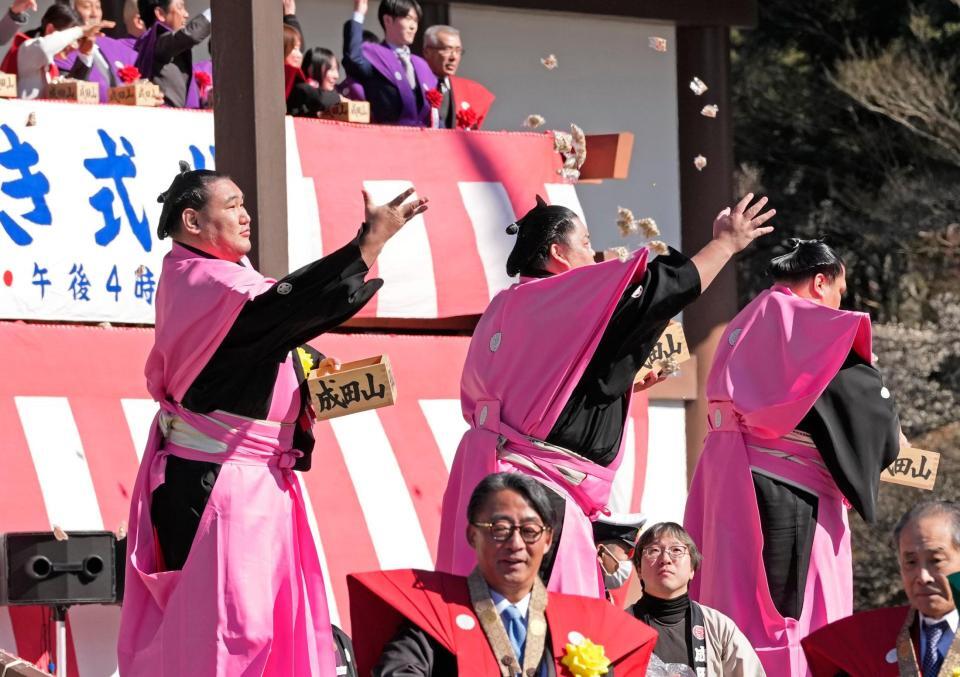 成田山新勝寺の節分会で、豆をまく横綱豊昇龍関（左）ら＝３日