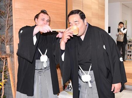 安治川親方（右）に水付けをした安青錦＝１月２５日