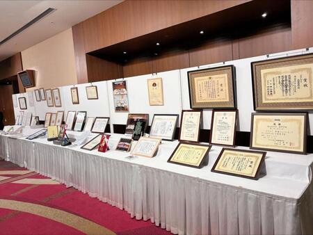 埼玉栄中学・高等学校の部活動が表彰され、表彰状が全校大会優勝祝賀会で飾られる