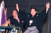 ２０００年５月、大相撲夏場所で初優勝した魁皇（右）のパレードで旗手を務めた戦闘竜＝両国国技館