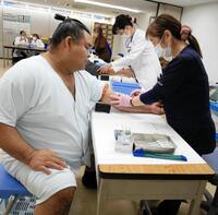 採血を受ける高安