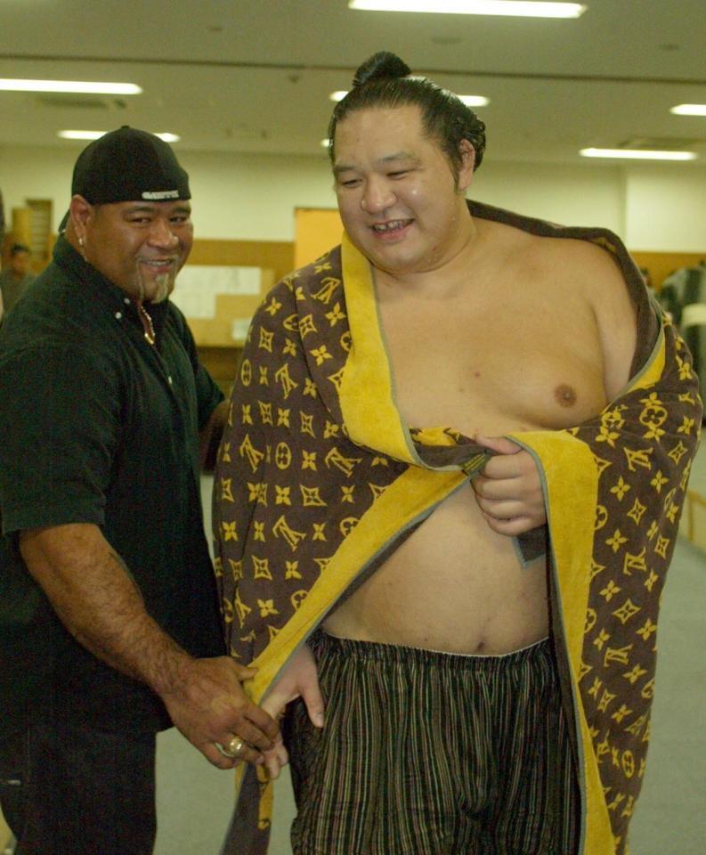 ４連勝の魁皇に祝福する、戦闘竜（左）＝０６年１１月