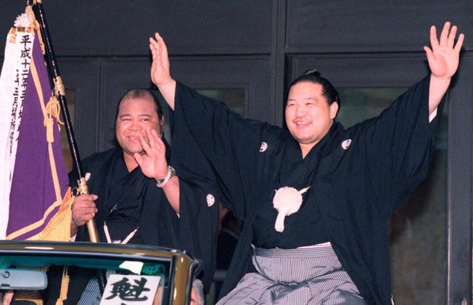 ２０００年５月、大相撲夏場所で初優勝した魁皇（右）のパレードで旗手を務めた戦闘竜＝両国国技館