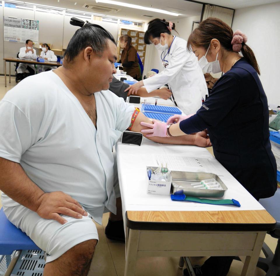 採血を受ける高安