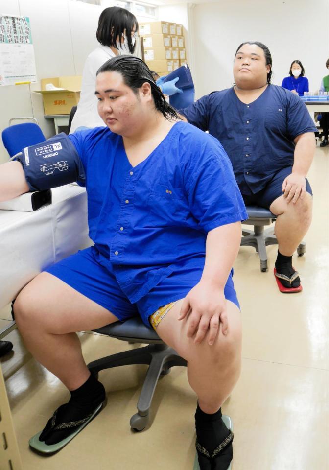 血圧を測る藤天晴（手前）と藤凌駕