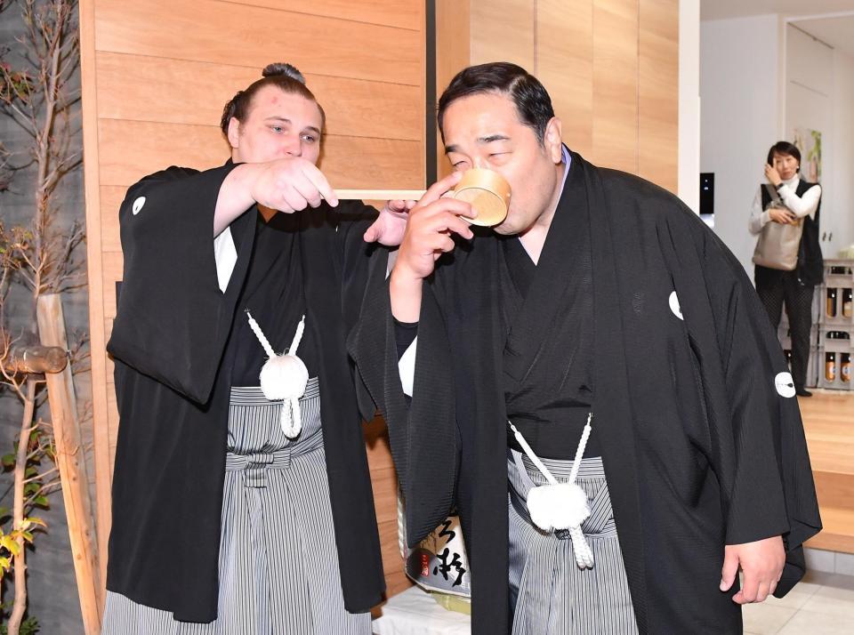 安治川親方（右）に水付けをした安青錦＝１月２５日