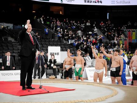 開会宣言で選手たちと「相撲！」とかけ声を挙げる白鵬翔さん＝トヨタアリーナ東京
