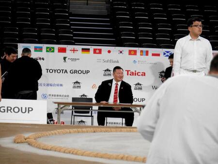 本部席から土俵に視線を向ける白鵬翔さん