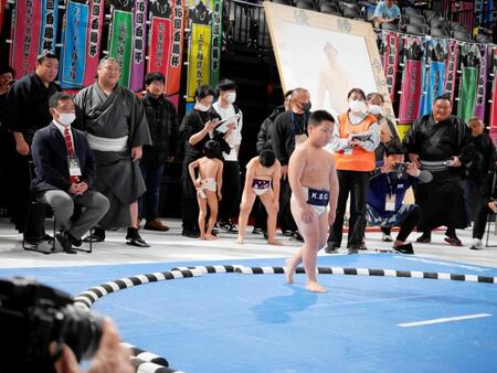 　土俵に向かう長男・浬くんを笑顔で見守る若隆景（後方左から３人目）