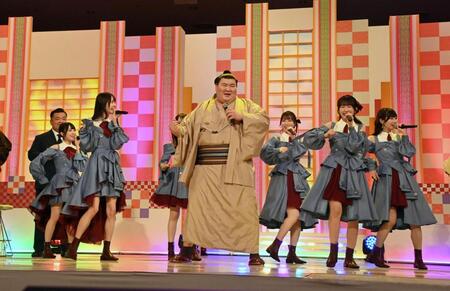 　ＳＴＵ４８と「恋するフォーチューンクッキー」を歌う熱海富士（撮影・持木克友）