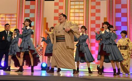 　ＳＴＵ４８と「恋するフォーチューンクッキー」を歌う熱海富士（撮影・持木克友）