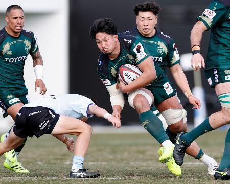 　トヨタ-横浜　前半、突進するトヨタ・姫野＝パロマ瑞穂ラグビー場