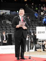 白鵬杯の開会宣言を行う白鵬翔さん