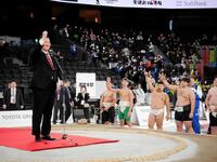 開会宣言で選手たちと「相撲！」とかけ声を挙げる白鵬翔さん＝トヨタアリーナ東京