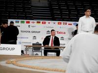 本部席から土俵に視線を向ける白鵬翔さん