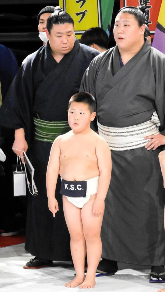 　長男・浬くんを励ます若隆景（右）と付け人で兄の若隆元