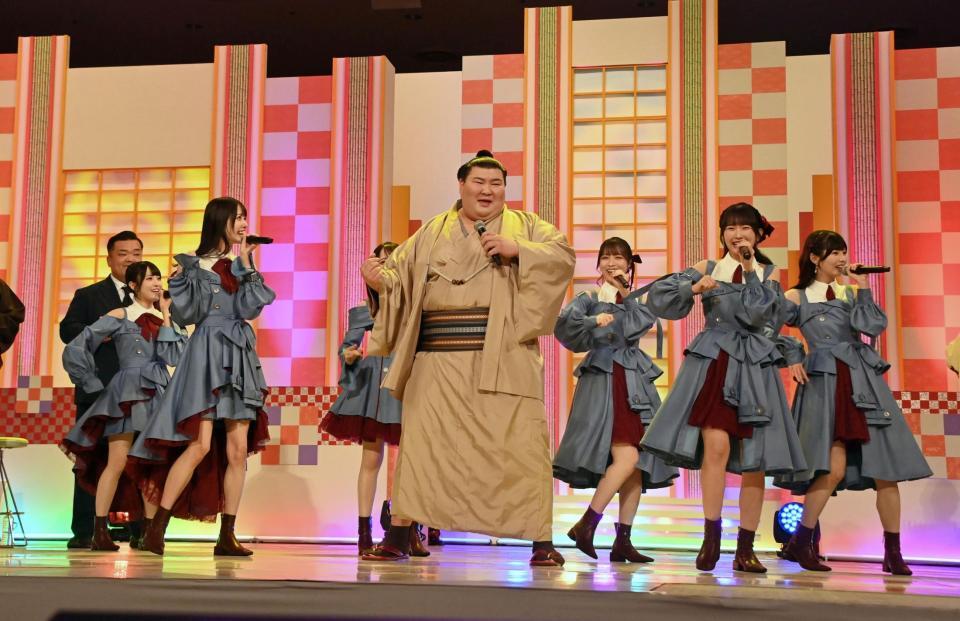 　ＳＴＵ４８と「恋するフォーチューンクッキー」を歌う熱海富士（撮影・持木克友）