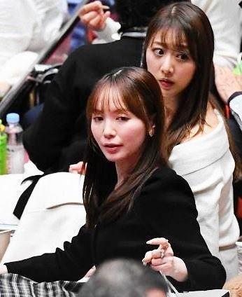 山根千佳（手前）