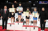 白鵬さん、女子相撲の世界王者イワンナ・ベレゾフスカ（右端）から表彰を受けるソフィア・イソイアンさん（右から２人目）