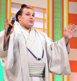 　手を振って声援に応える安青錦