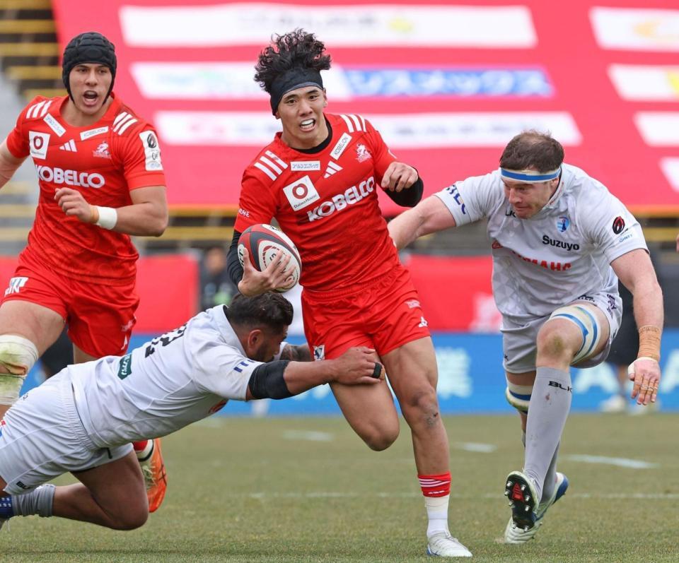 前半、突破を図る神戸のＦＢ上ノ坊（中央）