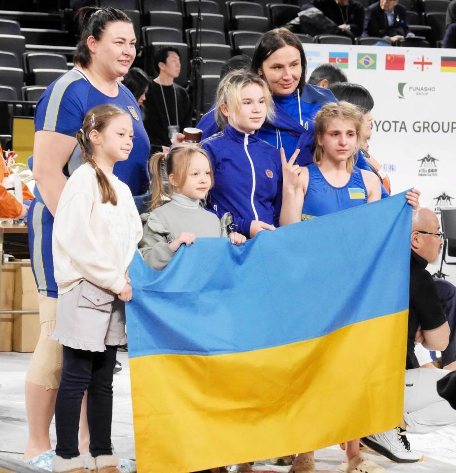 記念撮影を行うウクライナチームのソフィア・イソイアンさん（前列右）