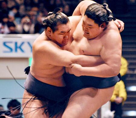 　決勝で阿炎（右）を下した豊昇龍