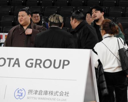 義ノ富士（左端）、伯桜鵬（右から２人目）らと言葉を交わす花田秀虎（右から２人目）