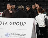 義ノ富士（左端）、伯桜鵬（右から２人目）らと言葉を交わす花田秀虎（右から２人目）