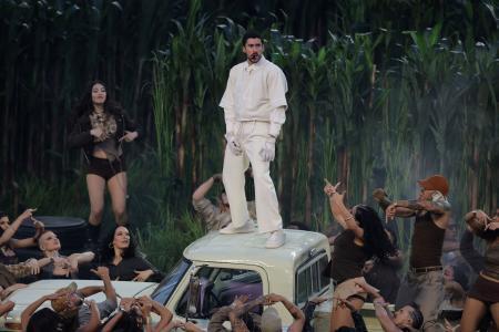 　米スーパーボウルのハーフタイムショーに出演したバッド・バニーさん＝８日、サンタクララ（ロイター＝共同）