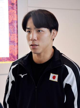 　羽田空港で取材に応じる柔道男子６６キロ級の武岡毅＝１０日