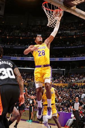 　スパーズ戦で攻めるレーカーズの八村（２８）＝ロサンゼルス（ＮＢＡＥ・ゲッティ＝共同）