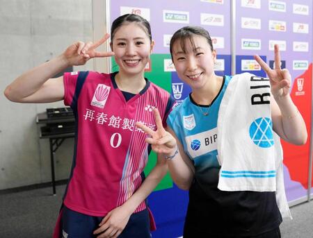 女子ダブルス２回戦を突破し、笑顔を見せる志田千陽（左）と五十嵐有紗組＝２５年１２月