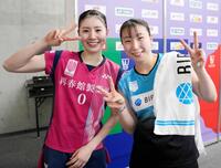 女子ダブルス２回戦を突破し、笑顔を見せる志田千陽（左）と五十嵐有紗組＝２５年１２月