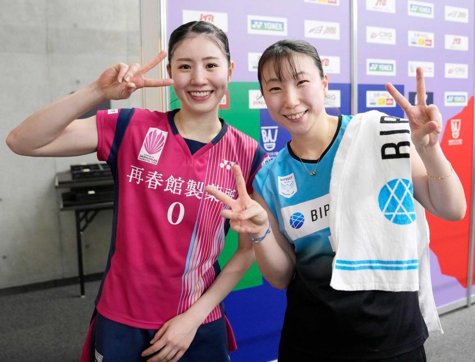 女子ダブルス２回戦を突破し、笑顔を見せる志田千陽（左）と五十嵐有紗組＝２５年１２月