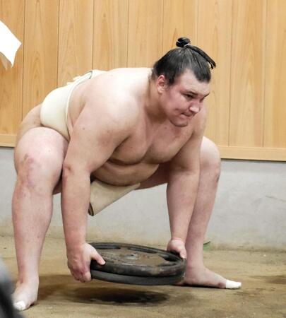 バーベルの重りを持って下半身を鍛える安青錦