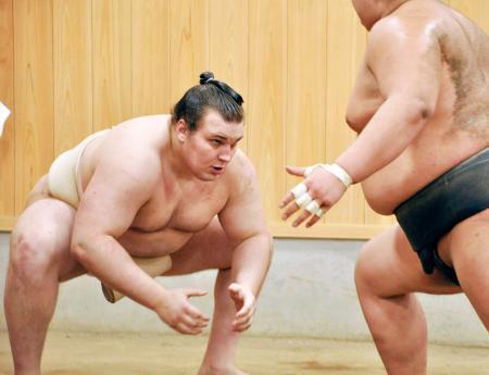 　ぶつかり稽古で汗を流す安青錦（左）＝東京都江東区の安治川部屋