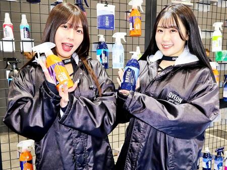 　ＧＹＥＯＮブースの南條あおい（左）、鈴乃八雲